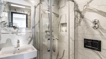 Douche, douche à « effet pluie », articles de toilette gratuits