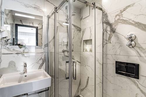 Shower, rainfall showerhead, free toiletries, hair dryer