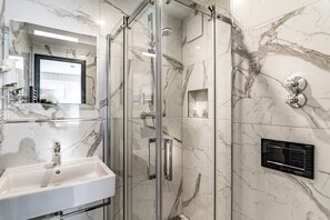 Dusche, Regendusche, kostenlose Toilettenartikel, Haartrockner