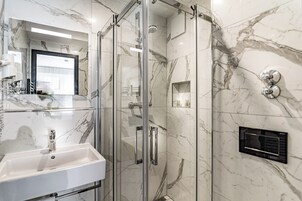 Ντουζιέρα, ντους βροχής, δωρεάν προϊόντα προσωπικής περιποίησης