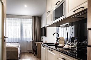 2 عدّة غرف نوم وملاءات للفراش لا تسبب الحساسية وخزنة داخل الغرفة