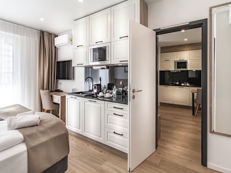 Family Studio | 2 bedrooms, hypo-allergenic bedding, in-room safe