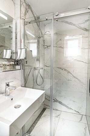 Douche, douche à « effet pluie », articles de toilette gratuits