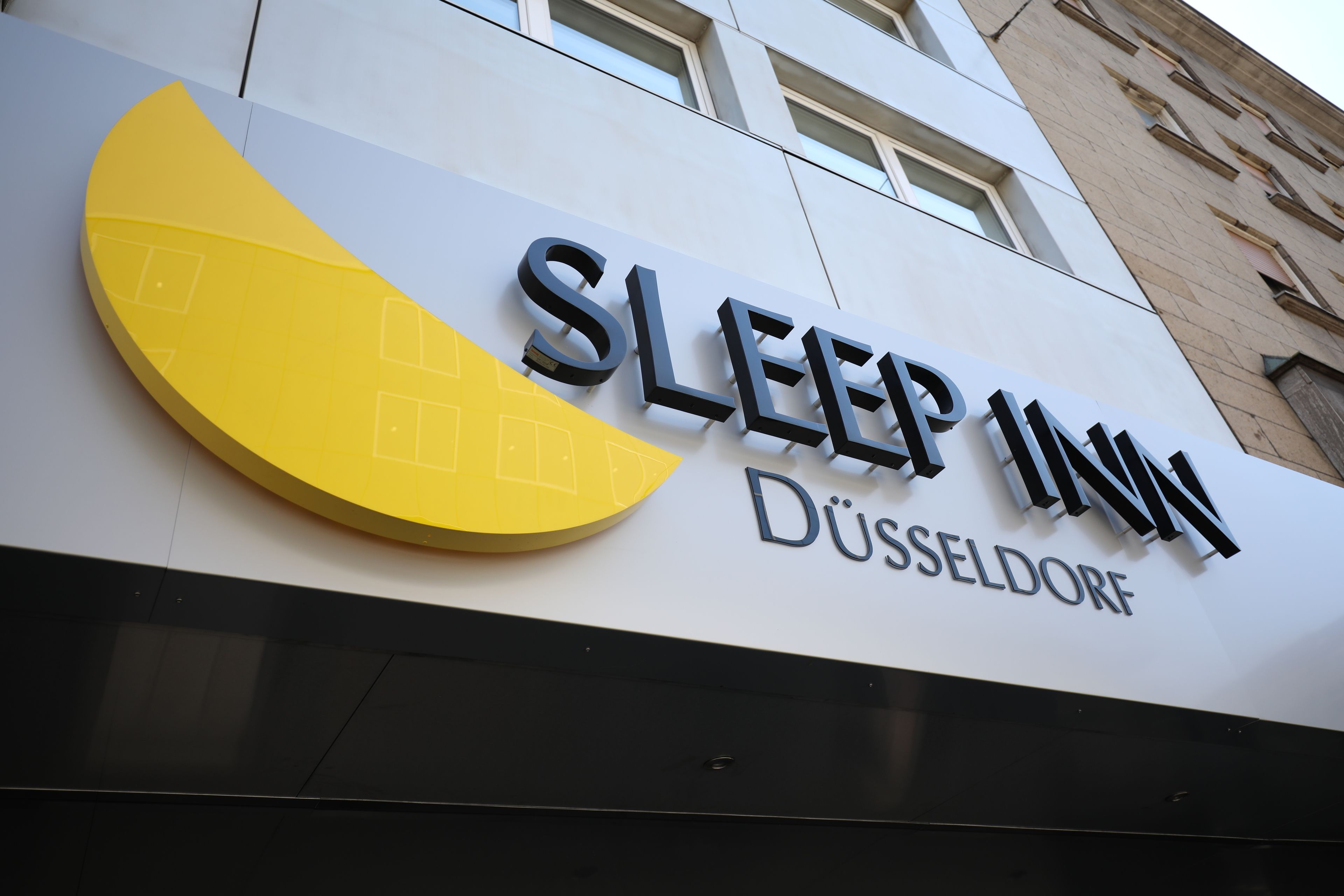 A hotel sign with the name "SLEEP INN" and the location "Düsseldorf".