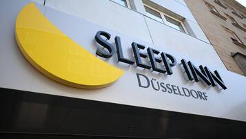 A hotel sign with the name "SLEEP INN" and the location "Düsseldorf".
