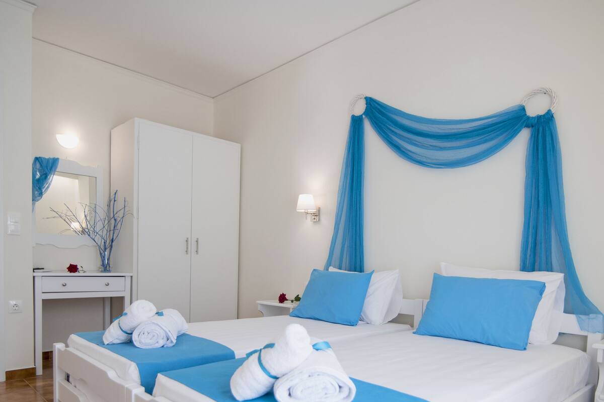 2 bedrooms, Egyptian cotton sheets, premium bedding, memory-foam beds