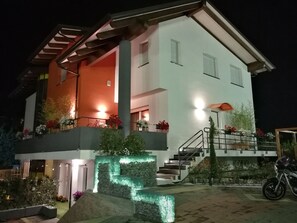 Fachada de la propiedad por la tarde o noche