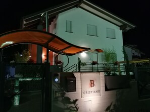 Fachada del alojamiento - Noche