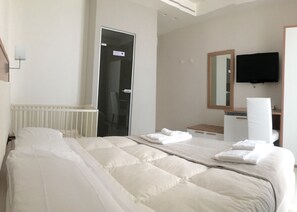 Minibar, in-room safe, desk, soundproofing - Baia Marina Hotel (Cupra Marittima)