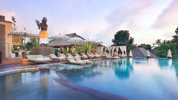 Kolam renang outdoor, dengan cabana gratis dan payung kolam renang