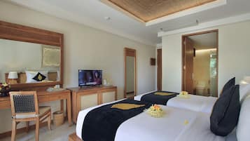 Habitació d'hotel amb dos llits, una taula de treball amb televisió, una cadira i un mirall.