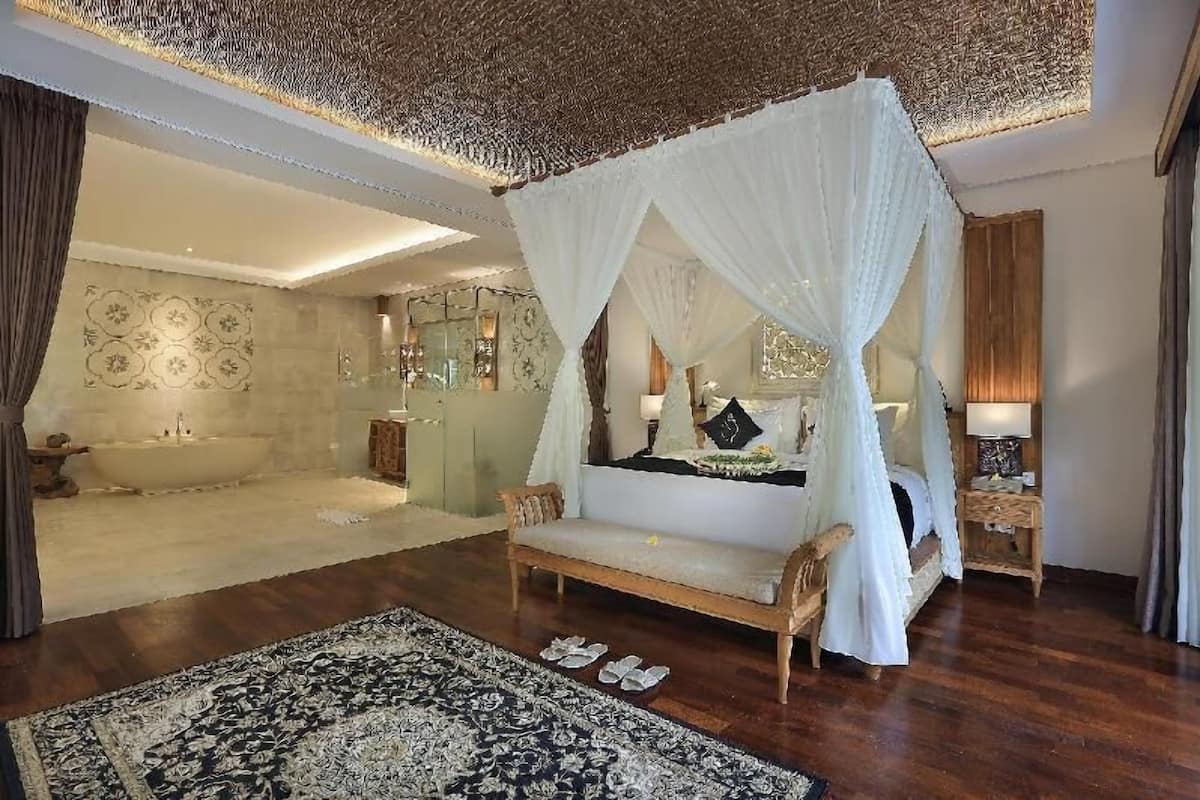 Minibar, in-room safe, desk, free WiFi