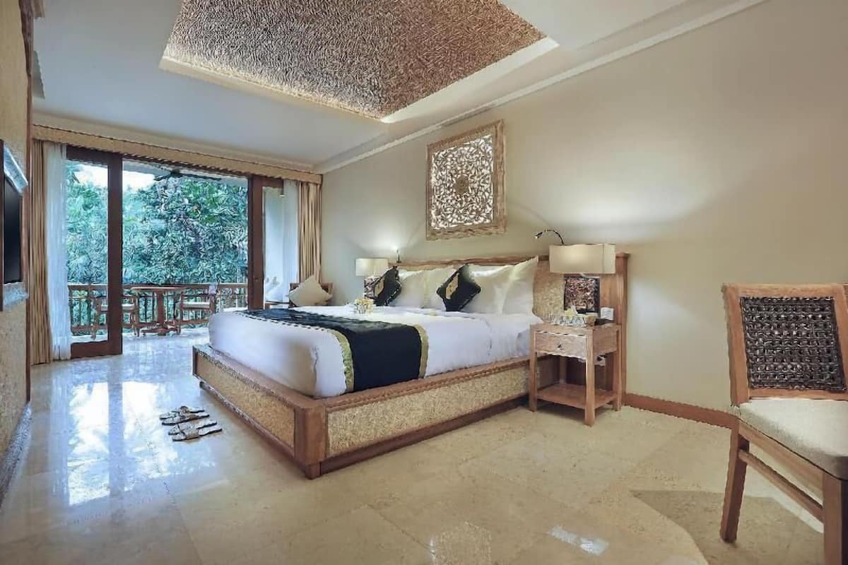 Minibar, in-room safe, desk, free WiFi