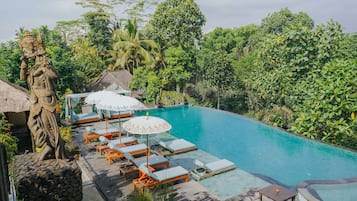 Kolam renang outdoor, dengan cabana gratis dan payung kolam renang