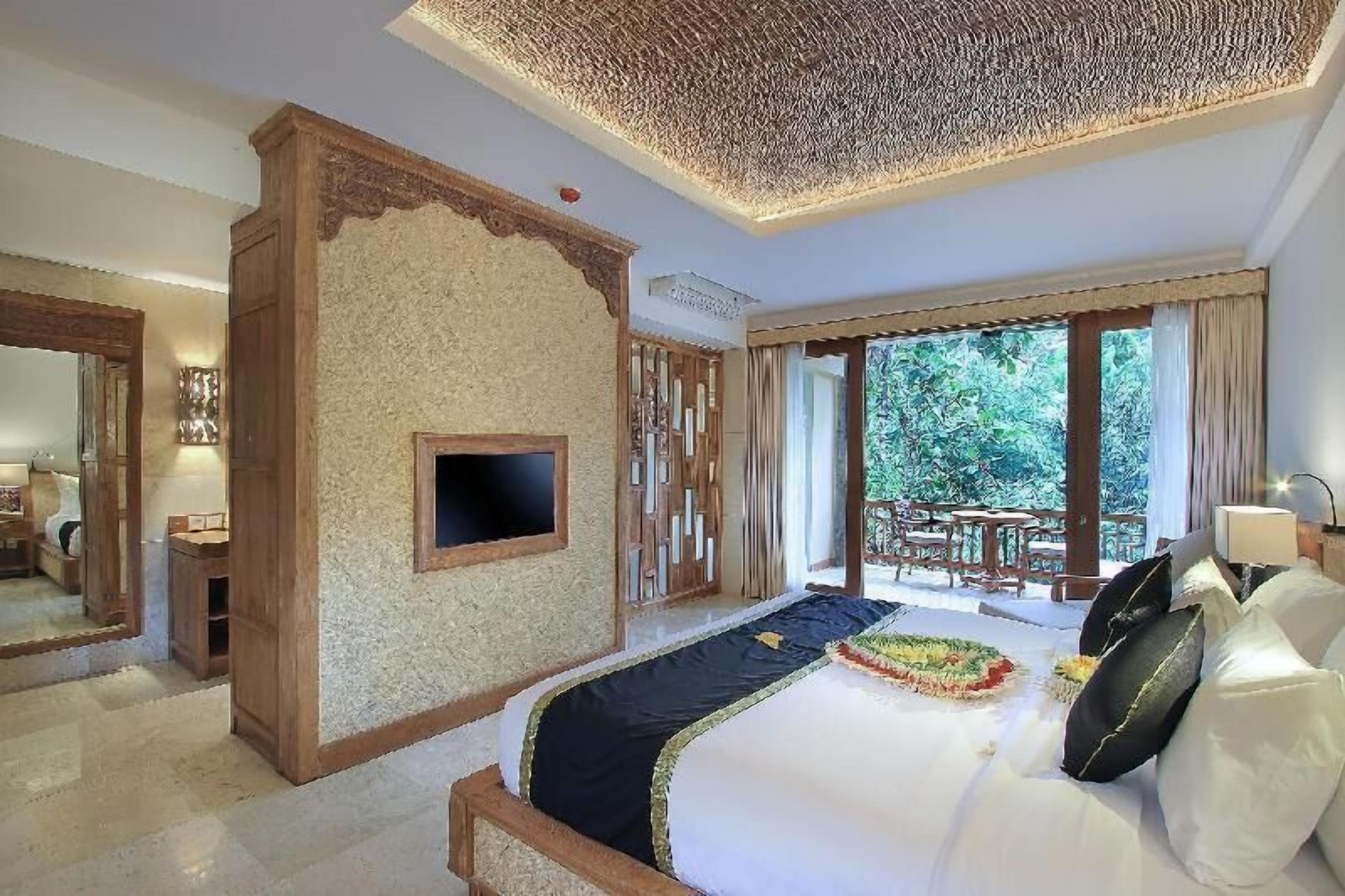 Minibar, in-room safe, desk, free WiFi