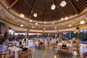 Breakfast, lunch, dinner served; local and international cuisine 