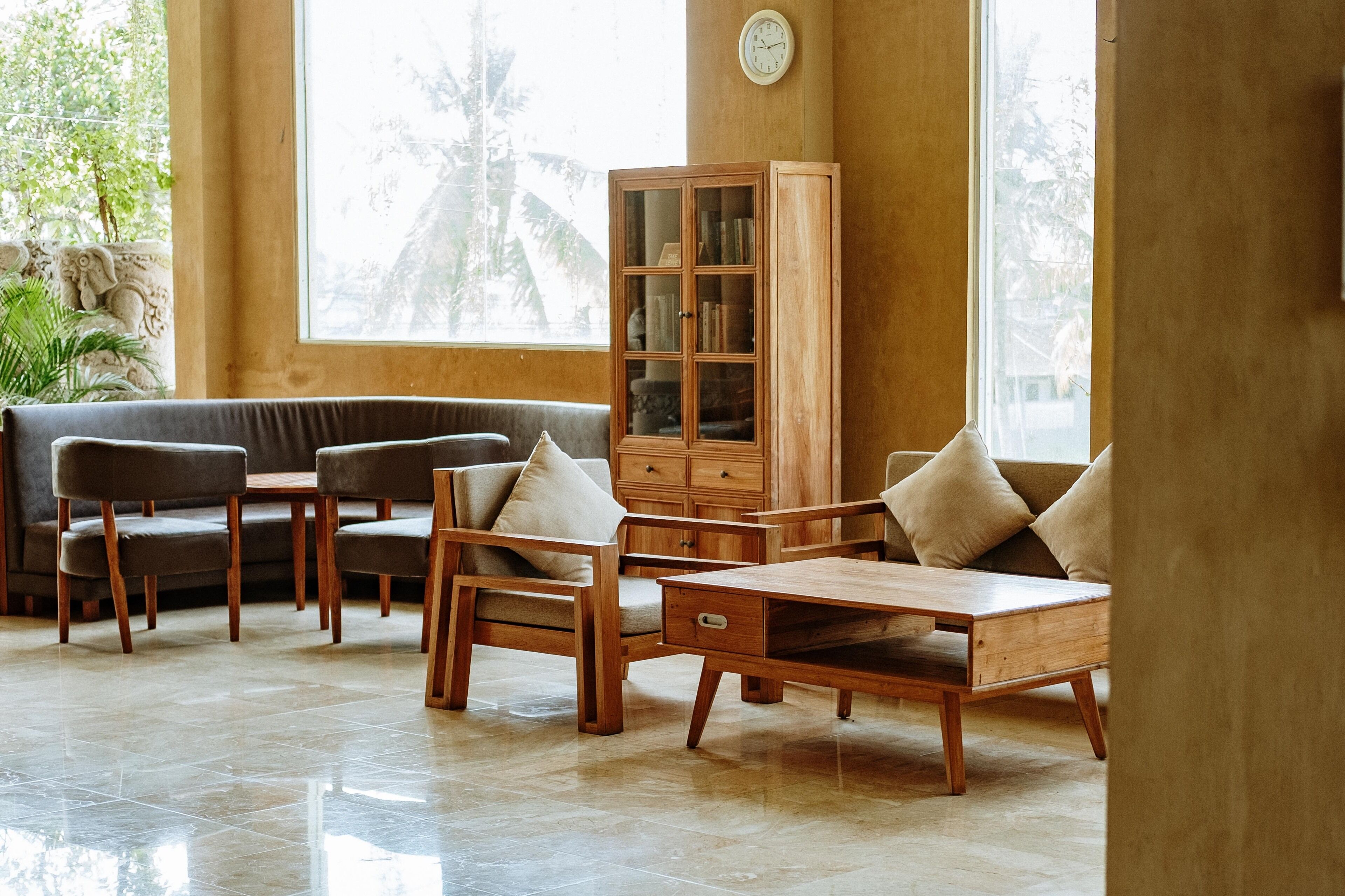 Un salon moderne avec un meuble en bois, un canapé et une table basse.