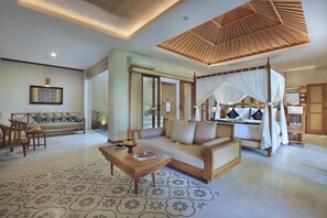 Suite with Jacuzzi (with Daily Afternoon Tea) | Minibar, värdeförvaringsskåp på rummet, skrivbord och gratis wi-fi