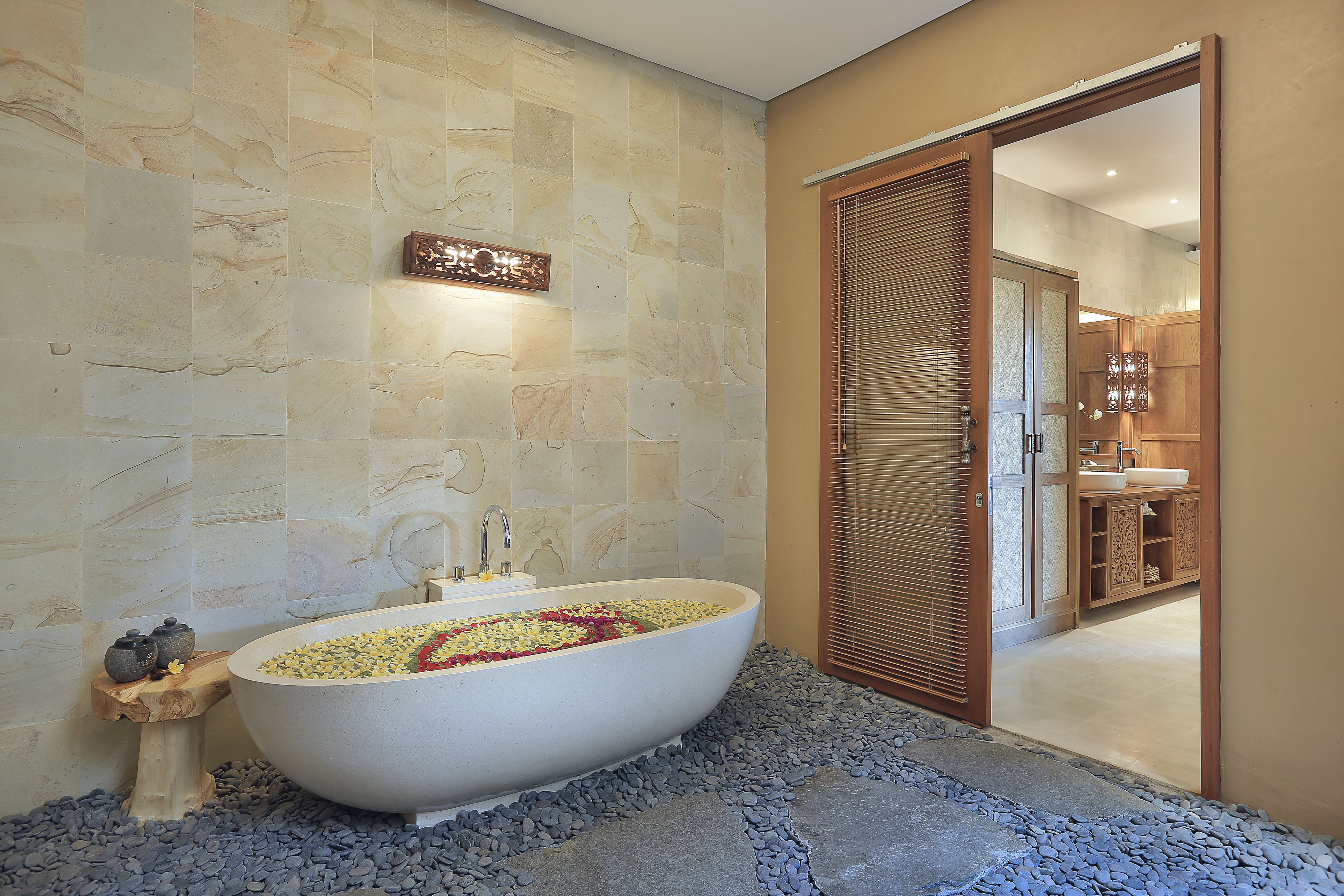 suite with jacuzzi (with daily afternoon tea) | bathroom | free toiletries, hair dryer, bathrobes, slippers