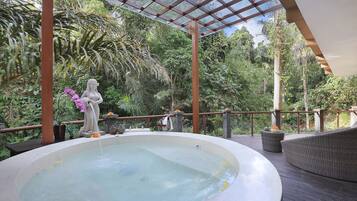 Suite Royal (with Jacuzzi) | Pemandangan dari kamar