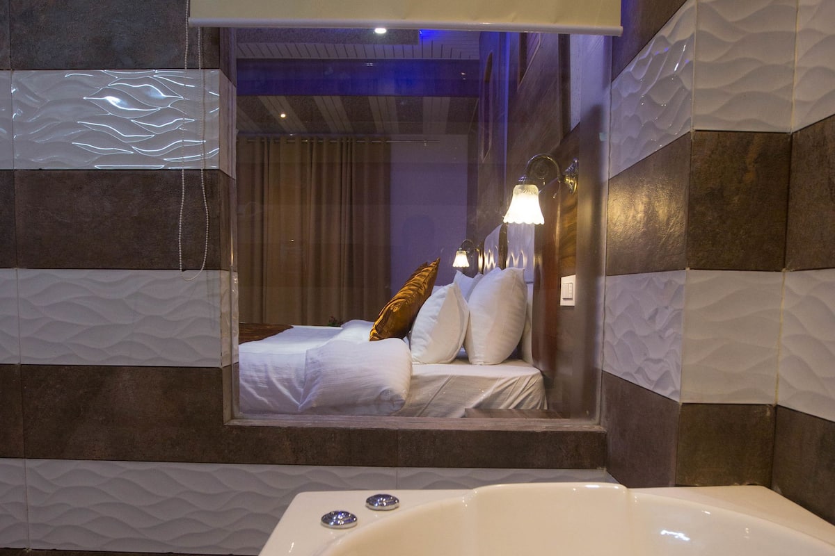 Familie vierpersoonskamer, 2 slaapkamers, toegankelijk voor mindervaliden, uitzicht op stad | Badkamer | Een douche, gratis toiletartikelen