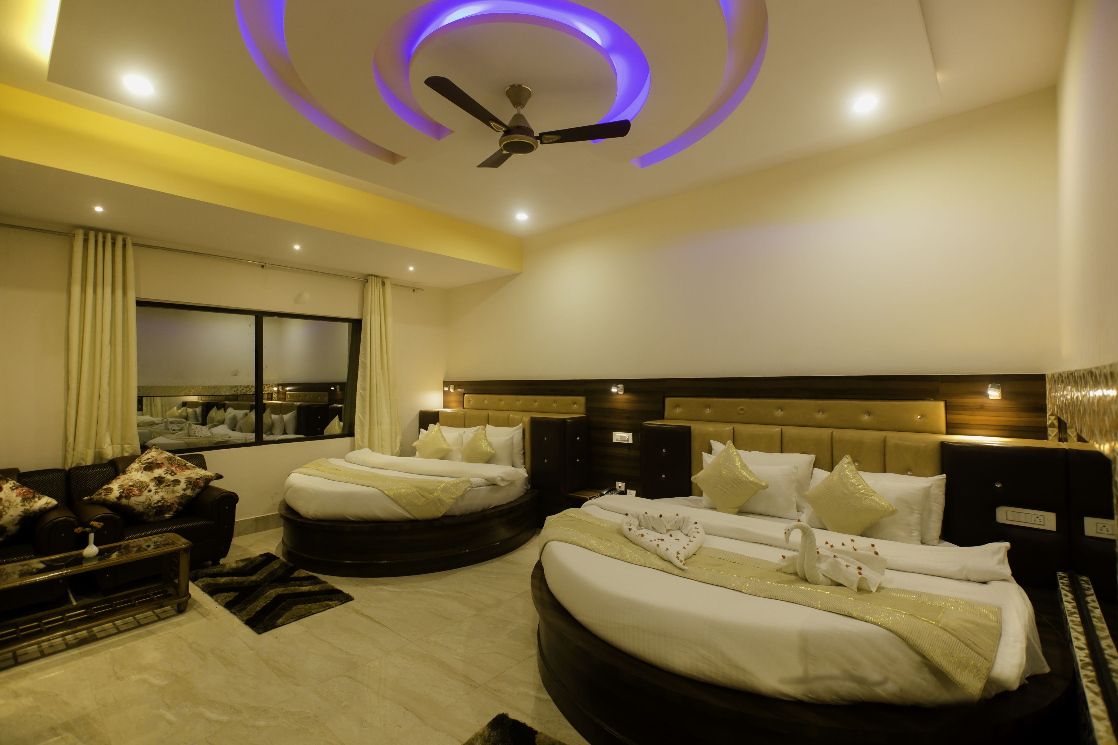 أغطية فراش متميزة ومكتب وتجهيزات عازلة للصوت وواي فاي مجانًا