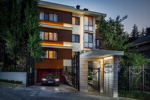 Majoituspaikan julkisivu illalla/yöllä