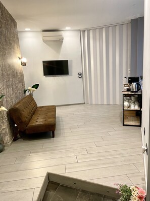 Flat-screen TV, pay movies - Bell's (Naples)