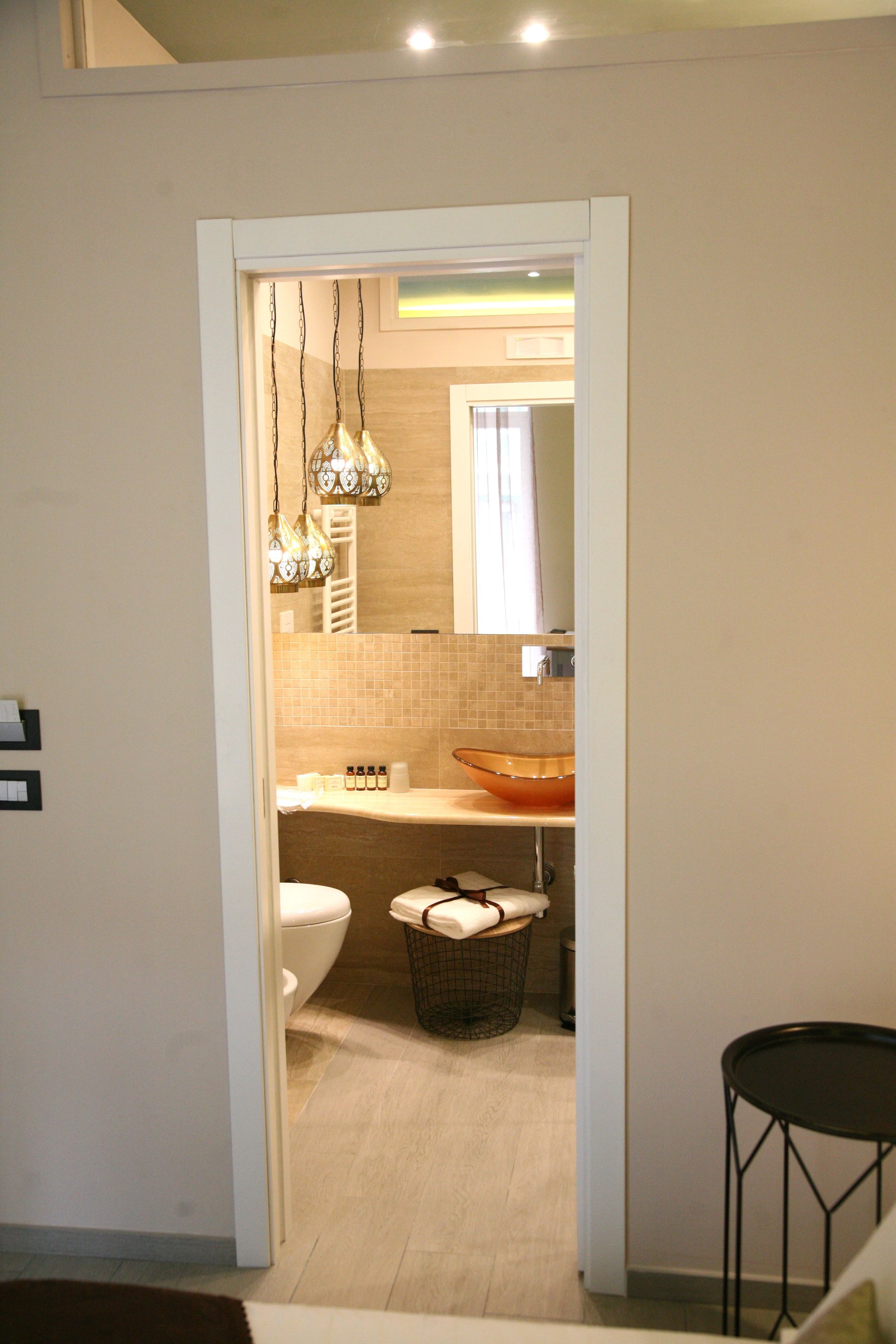 Habitación doble Deluxe, balcón, vista a la ciudad | Baño | Regadera, regadera tipo lluvia, amenidades de baño de diseñador 