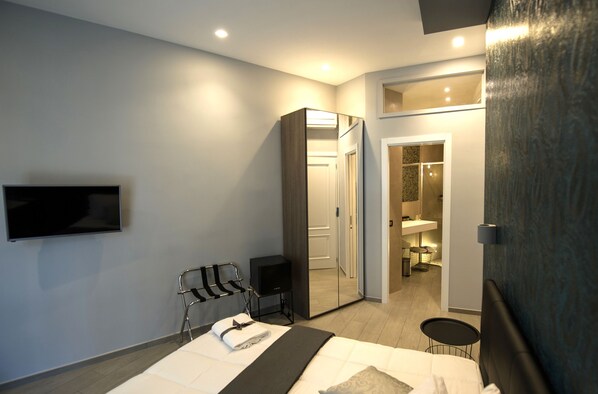 Junior Suite | Down comforters, in-room safe, individually decorated - Bell's (Naples)