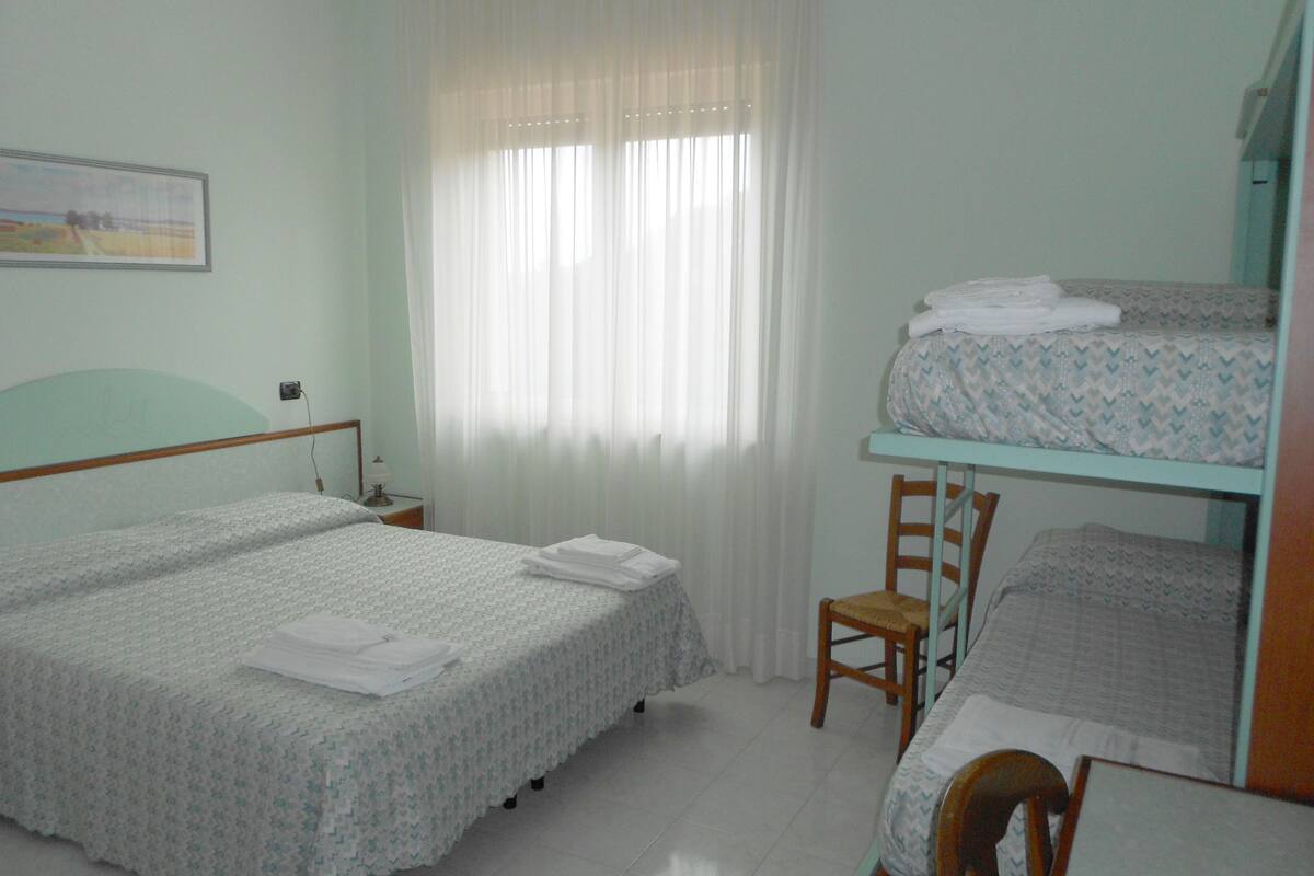 Caja de seguridad en la habitación, escritorio y cunas
