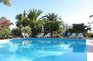Una piscina al aire libre de temporada