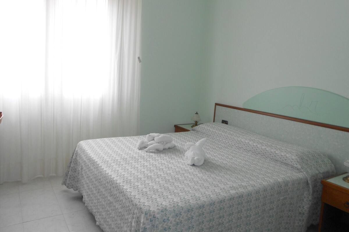 Caja de seguridad en la habitación, escritorio y cunas