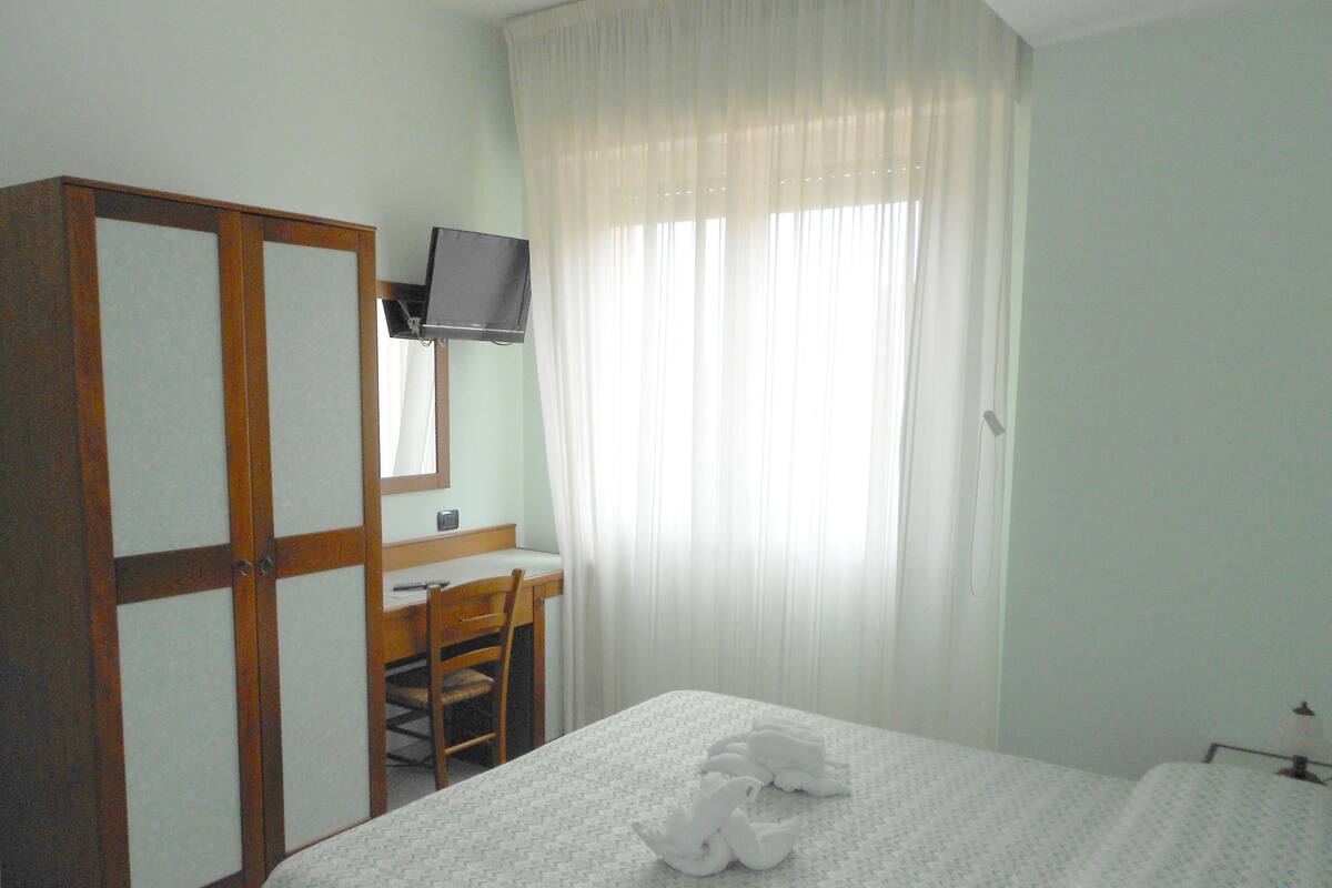 Caja de seguridad en la habitación, escritorio y cunas