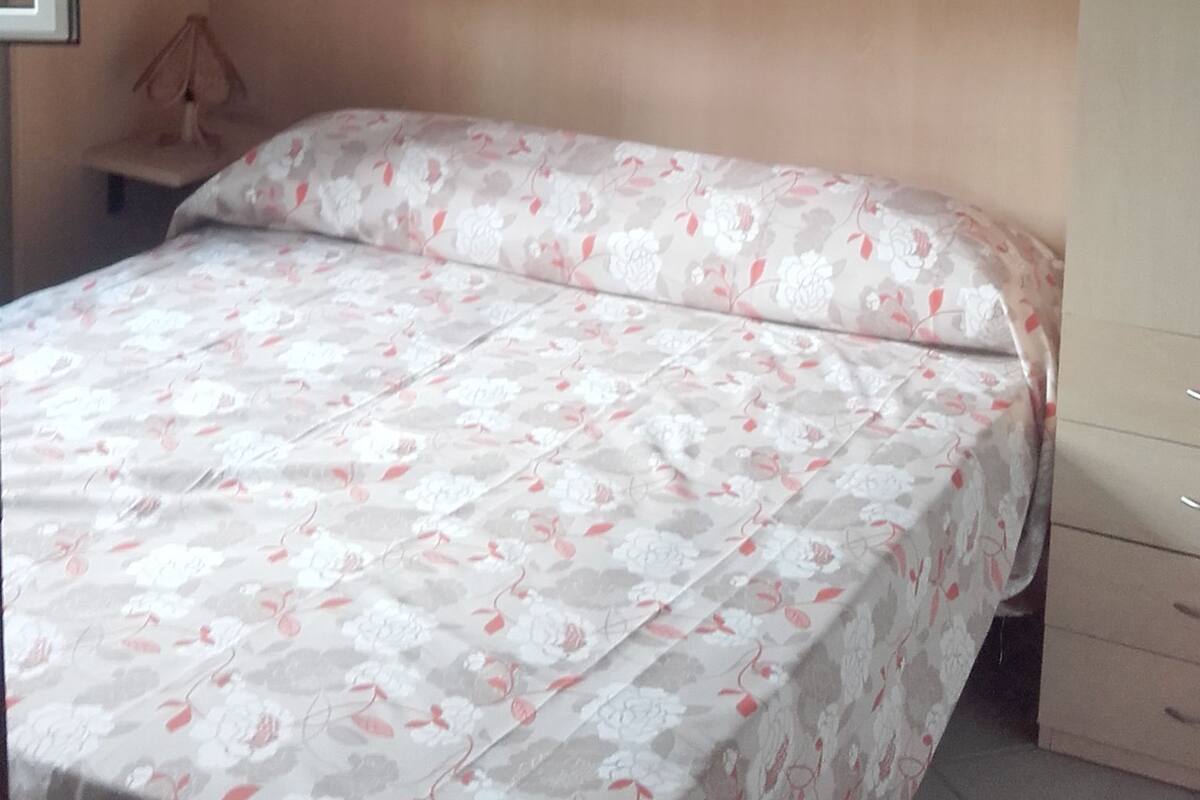 Caja de seguridad en la habitación, escritorio y cunas