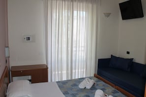 Minibar, caja de seguridad en la habitación, escritorio y cunas