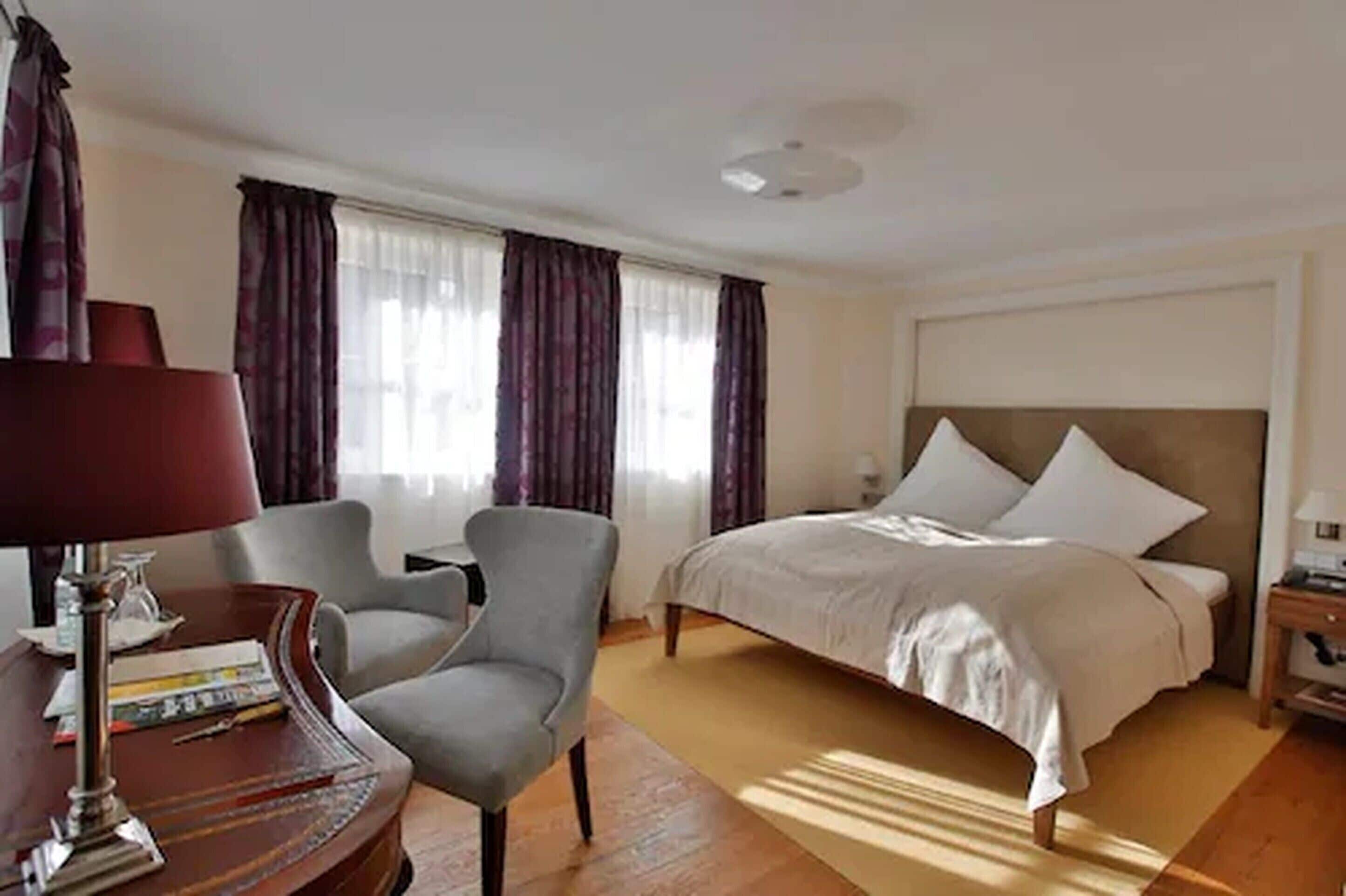 Deluxe Double Room (Haus Komburg) | Minibar, in-room safe, blackout drapes, soundproofing