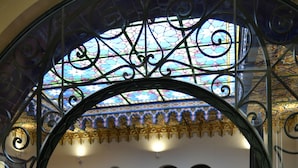 Une pièce de style marocain avec un sol carrelé à motifs, un canapé et une table basse.