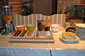 Daily continental breakfast for a fee - Hotel Villegas (Valencia de Don Juan)