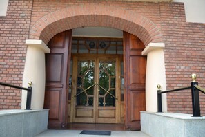 Property entrance - Hotel Villegas (Valencia de Don Juan)