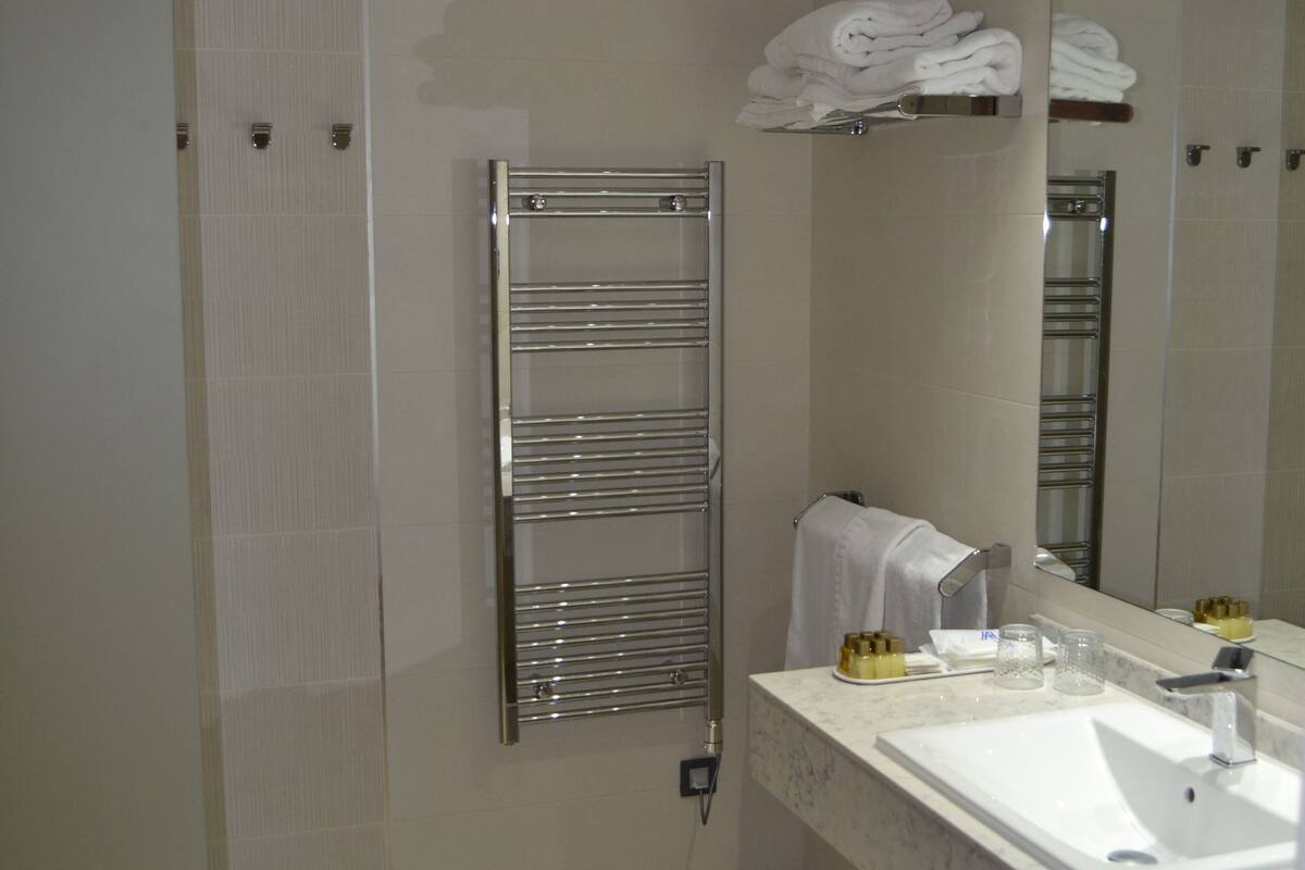 deep-soaking bathtub, free toiletries, hair dryer, towels