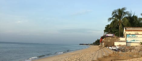 Playa en los alrededores y playa de arena blanca