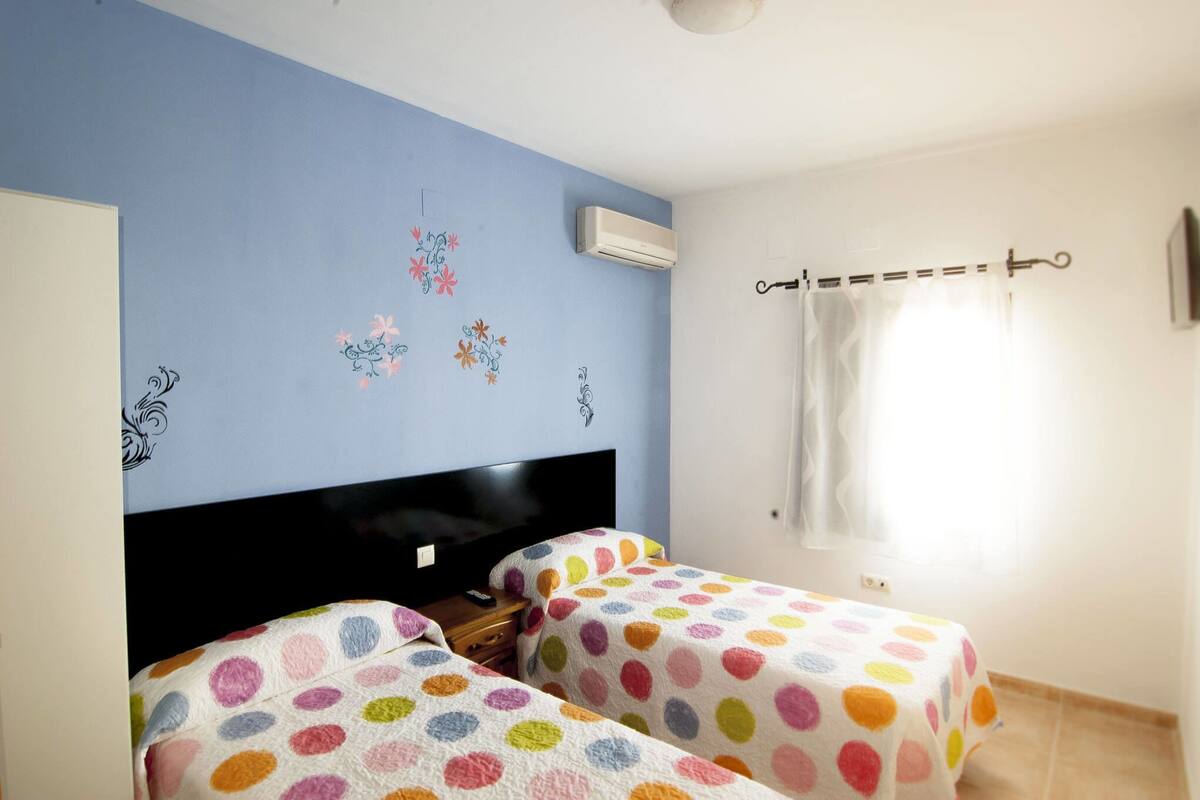 Free cots/infant beds, free WiFi