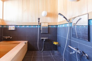 Articles de tocador gratuïts, assecador de cabells, sabatilles i bidet 