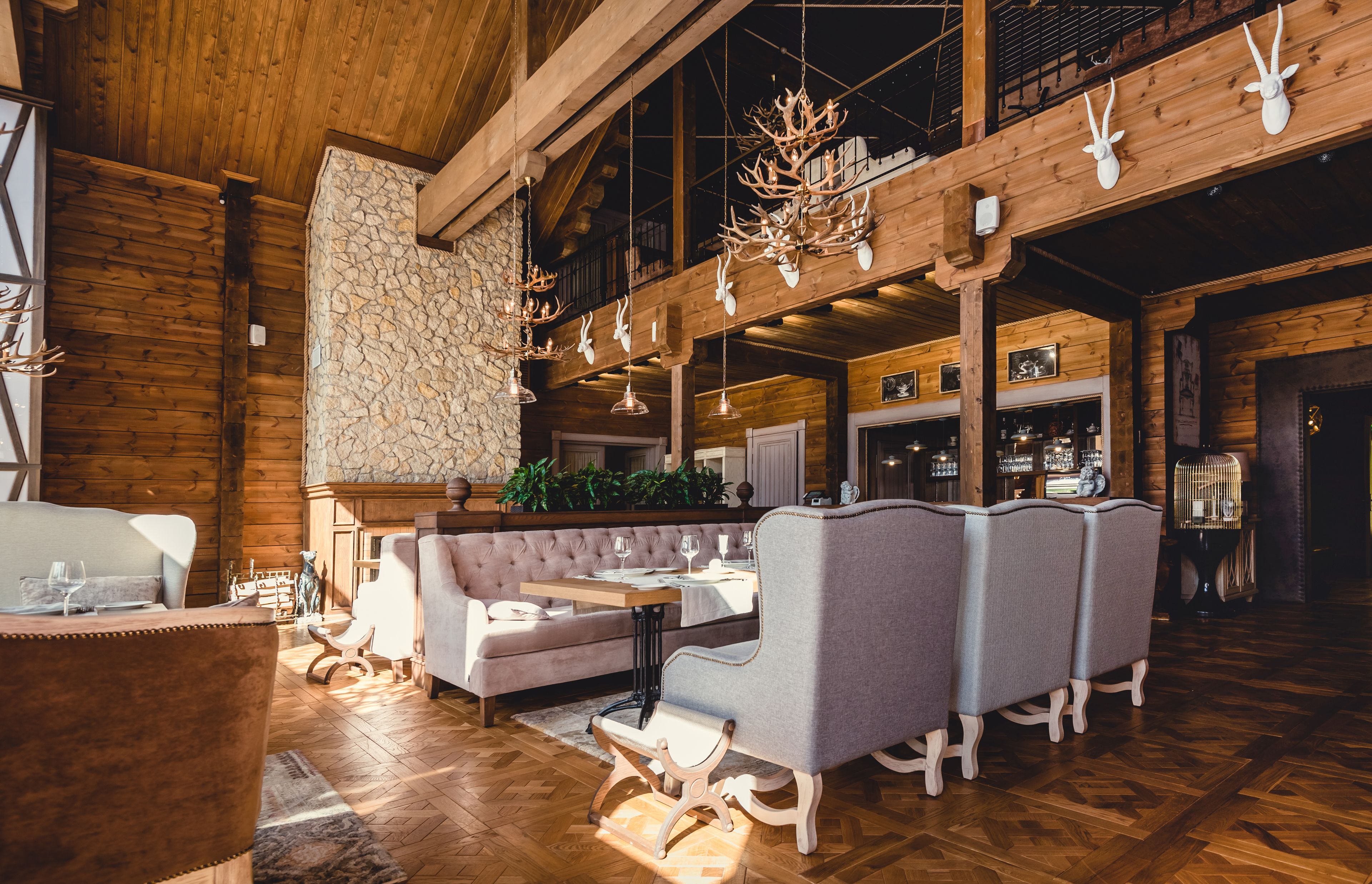 Frokost, lunsj og middag serveres, lokale og internasjonale retter 