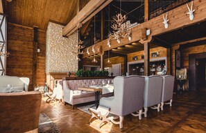 Breakfast, lunch, dinner served; local and international cuisine  - Eco-hotel Izumrudniy les (Nudol')