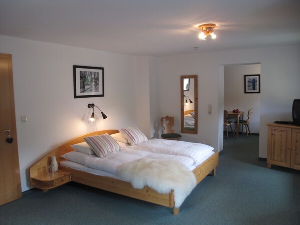 Laptop workspace, free cribs/infant beds, free WiFi, bed sheets