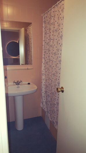 Economy Double Room | Bathroom