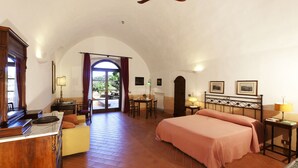 Ein geräumiges Schlafzimmer mit einem großen Bett, einem Essbereich und einer Küchenzeile.