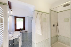 Superior tweepersoonskamer | Badkamer | Een douche, een haardroger, handdoeken